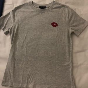 🌻Forever 21 Gray Tee with Red Lips